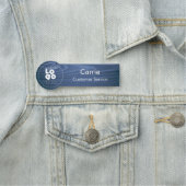 Navy Blue Wood Business Logo Personeelsnaam Tag (In situ)