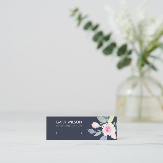 NAVY BLUSH BLUE FLORAL STUD EARRING DISPLAY LOGO MINI VISITEKAARTJE (Staand voorkant)
