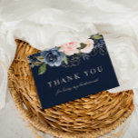 Navy blush floral bridesmaid bedankt uitnodiging briefkaart<br><div class="desc">Dit ontwerp is voorzien van blauw en jaloezie op een blauw marineschopende achtergrond. De tekst en de kleuren op dit ontwerp kunnen worden uitgegeven</div>