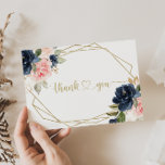 Navy Blush Floral Gold Geometric Flat Wedding Bedankkaart<br><div class="desc">Deze marineslurige, bloederige, geometrische platte bruiloft dank je dat je kaart perfect is voor een rustige bruiloft. Het ontwerp is voorzien van prachtige, met de hand geschilde donkerblauw, blauw, jaloers, roze, blozen, gouden bloemen en groene bladeren, die een geometrisch lijst vormen. Geef de binnenkant van de kaart een persoonlijk tintje...</div>