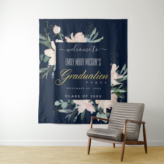 NAVY BLUSH GOLD FLORAL GRADUATION ARTITY WELCOME WANDKLEED (In situ)