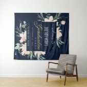NAVY BLUSH GOLD FLORAL GRADUATION ARTITY WELCOME WANDKLEED (In Situ (horizontaal))
