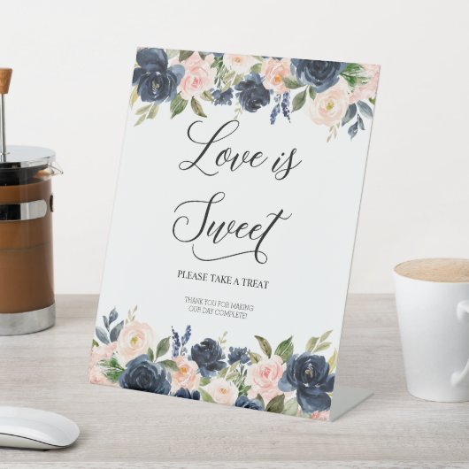 Navy Blush Roze Bloembloesem Liefde is Zoet Reclamebord Met Voetstuk (Insitu)