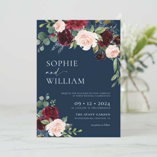 Navy Burgundy Floral Wedding Invitation Kaart (Staand voorkant)