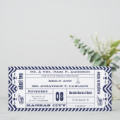 Navy Chevron Zig Zag  Modern Ticket Wedding Kaart (Staand voorkant)