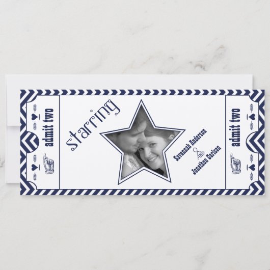 Navy Chevron Zig Zag  Modern Ticket Wedding Kaart (Achterkant)