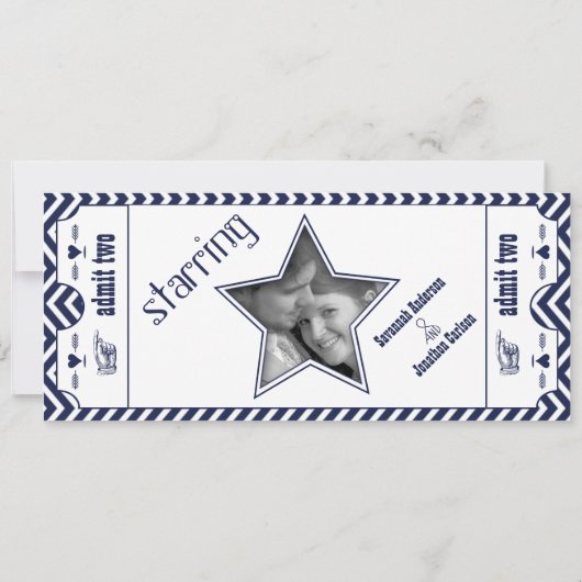 Navy Chevron Zig Zag  Modern Ticket Wedding Kaart (Achterkant)