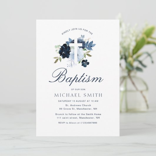 Navy & Dusty Blauw Bloemen Doop Uitnodiging (Staand voorkant)