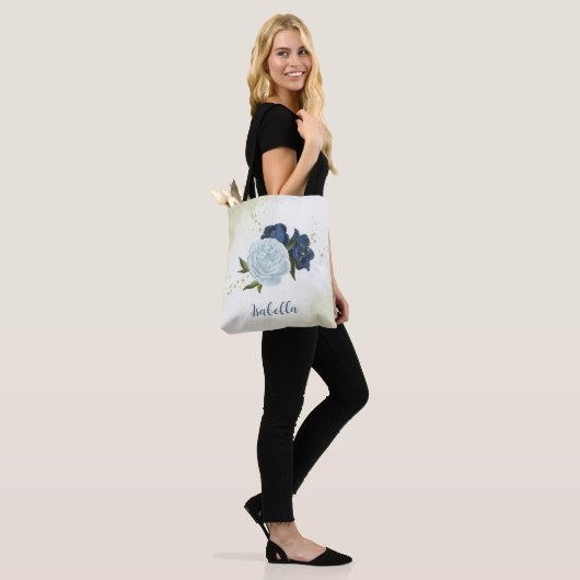Navy Dusty Blauw Bloemen Groen Tote Bag (Op model)
