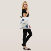 Navy Dusty Blauw Bloemen Groen Tote Bag (Op model)