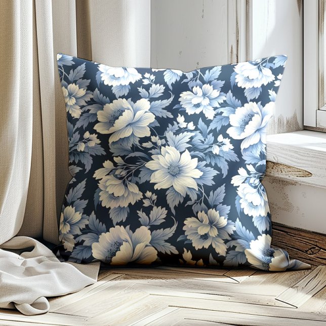 Navy Dusty Blue  Bloemen Kussen (Elegant navy blue, dusty blue, and white vintage floral decorator pillow)