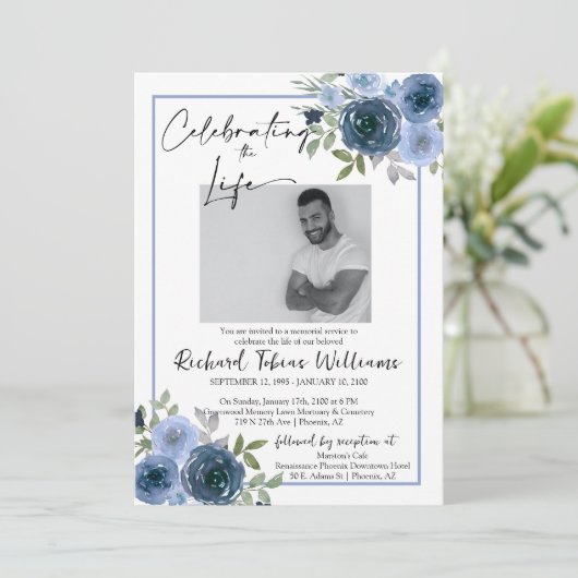 Navy Dusty Blue Floral Memorial Funeral Service Kaart (Staand voorkant)