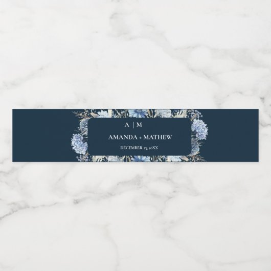 Navy Dusty Blue Floral Spring Bloom Bruiloft Waterfles Etiket (Enkel label)