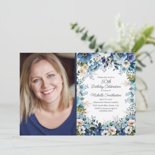 Navy Dusty Blue White Floral 50th Birthday Foto Kaart (Staand voorkant)