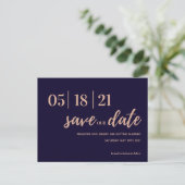 Navy en Blush Pink Modern Script slaan de datum op Briefkaart (Staand voorkant)