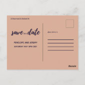 Navy en Blush Pink Modern Script slaan de datum op Briefkaart (Achterkant)