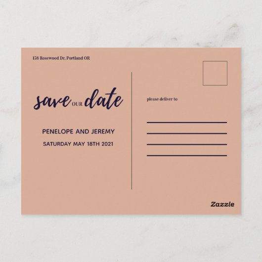 Navy en Blush Pink Modern Script slaan de datum op Briefkaart (Achterkant)