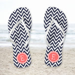 Navy en Coral Chevron Monogram Teenslippers<br><div class="desc">Aangepast gedrukte flip flop sandalen met een stijlvol modern chevron-patroon en uw aangepaste monogram of andere tekst in een cirkelvormig lijst. Klik aanpassen het om tekstdoopvonten en kleuren te veranderen of uw eigen afbeeldingen toe te voegen om unieke één van een soortontwerp te creëer!</div>