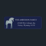 Navy en Grey Dala Christmas Horse Etiket<br><div class="desc">Waterverf Dala Christmas Horse op marineblauwe achtergrond. Retouradres idee voor kerstkaarten en correspondentie. Het Zweedse Dala-paard is een kerstdecoratie die de volkskunst van een gebied in dorpen in de provincie Dalarna in Zweden vertegenwoordigt.</div>