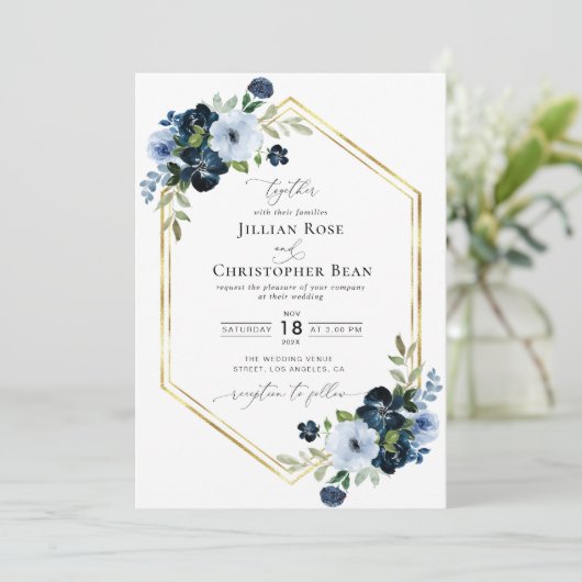 Navy en lichtblauwe bloemenscript bruiloft kaart (Staand voorkant)