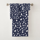 Navy en White Modern Dalmatian Spots Bad Handdoek (Insitu)