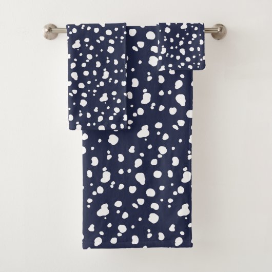 Navy en White Modern Dalmatian Spots Bad Handdoek (Insitu)