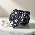 Navy Floral Stropdas<br><div class="desc">Elevate your style with poetic elegance using this breathtaking midnight navy necktie blooming with delicate florals! A graceful pattern of petite white blossoms, shimmering gold and beige foliage, slender stems, tiny leaves, and airy botanical sprigs creates a luxurious, vintage-inspired meadow scene against a deep, rich navy background. This sophisticated yet...</div>