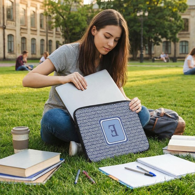 Navy Geometric Chevron Monogram Design Laptop Sleeve (Creator heeft geüpload)