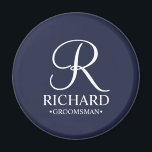 Navy Gepersonaliseerde Groomsman's Naam en Monogra Magneet<br><div class="desc">Elegante zwart-wit gepersonaliseerde groomsman geschenken met gepersonaliseerde monogram in witte elegante script lettertype stijl met groomsman's naam en titel in klassieke serif lettertype stijl op navy blauwe achtergrond. Ook perfect voor de beste man,  vader van de bruid,  bruidsmeisje,  bruidsmeisje,  bloem meisje,  moeder van de bruid en meer.</div>