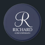 Navy Gepersonaliseerde Groomsman's Naam en Monogra Magneet<br><div class="desc">Elegante zwart-wit gepersonaliseerde groomsman geschenken met gepersonaliseerde monogram in witte elegante script lettertype stijl met groomsman's naam en titel in klassieke serif lettertype stijl op navy blauwe achtergrond. Ook perfect voor de beste man,  vader van de bruid,  bruidsmeisje,  bruidsmeisje,  bloem meisje,  moeder van de bruid en meer.</div>