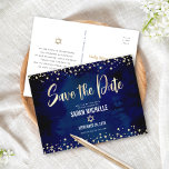Navy Gold Bat Mitzvah Save the Date Modern Script Uitnodiging Briefkaart<br><div class="desc">Zorg ervoor dat al je vrienden en familieleden de mijlpaal van je dochter Bat Mitzvah kunnen vieren! Stuur dit prachtige, moderne, "Save the Date" aankondigingsbericht briefkaart. Graphic faux gold folie kalligrafie script, Star of David, en confetti, overlay een rijke, dramatische, navy blauwe waterverf achtergrond. Personaliseer de aangepaste tekst met de...</div>