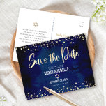 Navy Gold Bat Mitzvah Save the Date Modern Script Uitnodiging Briefkaart<br><div class="desc">Zorg ervoor dat al je vrienden en familieleden de mijlpaal van je dochter Bat Mitzvah kunnen vieren! Stuur dit prachtige, moderne, "Save the Date" aankondigingsbericht briefkaart. Graphic faux gold folie kalligrafie script, Star of David, en confetti, overlay een rijke, dramatische, navy blauwe waterverf achtergrond. Personaliseer de aangepaste tekst met de...</div>