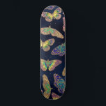 Navy Gold Butterflies Glitter Waterverf Patroon Persoonlijk Skateboard<br><div class="desc">Dit kunstzinnige en moderne patroon is perfect voor de stijlvolle en trendy vrouw. Het is voorzien van een handgeschilderd blauw, neongroen, geel, blauwgroen groen en paars vlinderpatroon van de waterverf met faux met dunne gouden glitterschetsen boven op een donkerblauw-marinekleurachtergrond. Het is elegant, , chic, artistiek en schattig. ***BELANGRIJKE NOTA VAN...</div>
