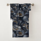 Navy Gold Floral Towels Elegant Monogram Accent Bad Handdoek (Insitu)