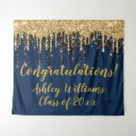 Navy Gold Glitter Afstuderen Foto Booth-achtergron Wandkleed<br><div class="desc">Gepersonaliseerde Navy Blue en Gold Glitter Afstuderen Achtergrond, aangepaste afstuderen foto booth banner, afstuderen high school drip glitter, congrat afstudeerder achtergrond trendy kleur, glitz college universiteit sparkle 2025, sparkly glam decor elegante shimmery, gepersonaliseerde navy gold party decoratie, moderne felicitaties klasse van 2024, selfie station kalligrafie script 2023, handgeschreven uni bachelor...</div>