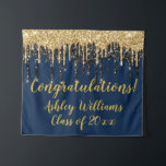 Navy Gold Glitter Afstuderen Photo Booth Afstudeer Wandkleed<br><div class="desc">Gepersonaliseerde Navy Blue Gold Backdrop,  aangepaste klasse van 2025 afstuderen,  felicitaties foto booth prop banner,  gepersonaliseerde haar partij decoratie 2026,  middelbare school afstuderen college university,  kleuterschool doctoraat verpleegkunde wet mba,  master degree bachelor doctoraat medische,  verpleegkundige beoefenaar md np celebration,  moderne selfie station voor dochter,  gefeliciteerd nieuw afstudeerder achterdrop</div>