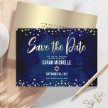 Navy Gold Glitter Bat Mitzvah Script Modern Bold Save The Date<br><div class="desc">Zorg ervoor dat al je vrienden en familieleden de mijlpaal van je dochter Bat Mitzvah kunnen vieren! Stuur deze prachtige, moderne, "Save the Date" aankondigingskaart. Graphic faux gold folie kalligrafie script, Star of David, en glitter confetti, overlay een rijke, dramatische, navy blauwe waterverf achtergrond. Uw aangepaste bericht bedekt een faux...</div>