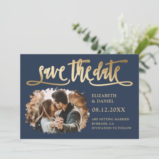 Navy Gold Kalligrafie Bruiloft 2 Splatter Foto Save The Date (Staand voorkant)