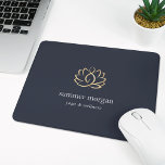 Navy & Gold Lotus Logo Muismat<br><div class="desc">Een op maat gesneden mousepad voor uw spa, holistische gezondheid en welzijn, yoga studio of massage therapy is uitgerust met twee regels aangepaste tekst in klassieke witte letters, op een rijke blauw marinekamer met een nepgouden folie lotus logo. Een silhouet van een mediterende persoon wordt subtiel gewijd aan dit moderne...</div>