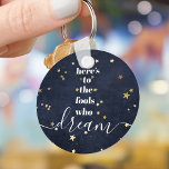 Navy Gold Stars Dwazen die dromen citaat typografi Sleutelhanger<br><div class="desc">"Hier zijn de dwazen die dromen." Wees een van degenen die hun optimisme altijd laten leiden door hun visie en aspiraties. Deze rijke, moderne, grafische, minimalistische sleutelhanger combineert witte, vette, san-serif typografie en handgeschreven kalligrafiemanuscript, tegen een middernachtelijke jaloerse denim achtergrond die bedekt is met faux gouden folie sterren. Deze sleutelhanger...</div>