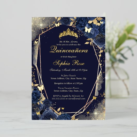Navy Gold Vlinder Bloemen Quinceanera Folie Uitnodiging (Staand Voorkant)