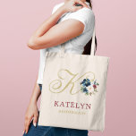 Navy Gold Wine Floral Custom Wedding Bridal Party Tote Bag<br><div class="desc">Elegant custom canvas tas is voorzien van een script initiaal dat is voorzien van een prachtige waterverf floral bouquet in blauw van de marine, rood van de wijn en wazig roze met groen. Pas het initiaal, de voornaam, en de bruidspartijtitel aan. Maakt een uniek cadeau voor je bruidsmeisjes en andere...</div>