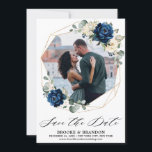 Navy Goud Wit Champagne Ivoor Roos Save The Date<br><div class="desc">Donkere blauw van de marine, sla de datumkaart op met de elegante bouquet van blauw van de marine, royal blue, white, gold, champagne iory, blush color color roos, hydrangea, ranunculus, peony, bloemknoppen en groene eucalyptusbladeren en elegante waterverf met ronde glitter geometrisch neutraal lijst. Neem contact met mij op voor hulp...</div>