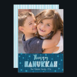 Navy Happy Hanukkah Foto Leuke Typografie Modern Feestdagenkaart<br><div class="desc">"Happy Hanukkah." Fun, speels, knappe, handgemaakte typografie samen met een willekeurige ster van David-patroon in dusty blauw die alle nachtelijke blauw marinesleutels bedekt op een donker blauwgroen blauwe achtergrond, samen met een foto van uw keuze, helpen u in het Hanukkah te werken. De hand getrokken turquoise lijnen bedekken een lichte...</div>