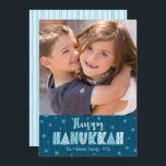 Navy Happy Hanukkah Foto Leuke Typografie Modern Feestdagenkaart<br><div class="desc">"Happy Hanukkah." Fun, speels, knappe, handgemaakte typografie samen met een willekeurige ster van David-patroon in dusty blauw die alle nachtelijke blauw marinesleutels bedekt op een donker blauwgroen blauwe achtergrond, samen met een foto van uw keuze, helpen u in het Hanukkah te werken. De hand getrokken turquoise lijnen bedekken een lichte...</div>