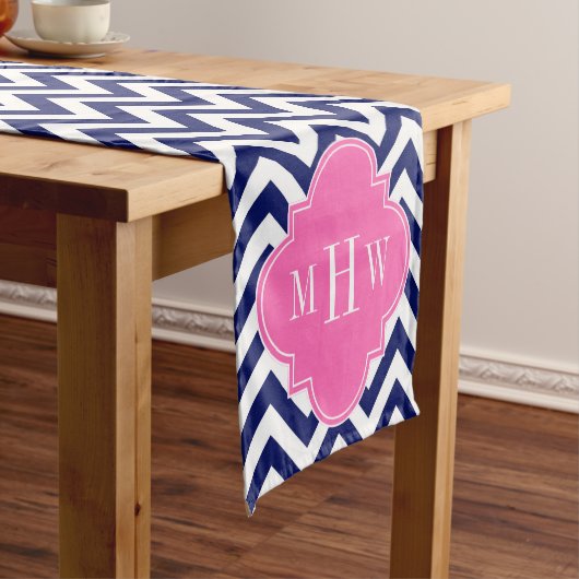 Navy Lg Chevron Hot Pink #2 Quatrefoil 3 Monogram Korte Tafelloper (Voorbeeld)