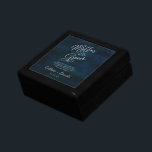 Navy Luster Blue Moeder van de bruidegom gepersona Cadeaudoosje<br><div class="desc">Navy Luster Donkerblauw Waterverf Design,  met Silver Sparkle Typografie,  en prachtige aquarel achtergrond textuur. Met moderne chique scriptlettertypen. Een trendy & luxe stijl - Gepersonaliseerde Moeder van de bruidegom Hartelijk Quote Keepsake Gepersonaliseerde Houten Sieraden Gift Box! ~ Controleer mijn winkel om de volledige bruidssuite voor dit ontwerp te zien!</div>