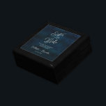 Navy Luster Blue Zuster van de bruid gepersonalise Cadeaudoosje<br><div class="desc">Navy Luster Donkerblauw Waterverf Design, met Silver Sparkle Typografie, en prachtige aquarel achtergrond textuur. Met moderne chique scriptlettertypen. Een trendy & luxe stijl - gepersonaliseerde zus van de bruid Maid of Honor Heartfelt Quote Keepsake Gepersonaliseerde houten sieraden geschenkdoos! ~ Controleer mijn winkel om de volledige bruidssuite voor dit ontwerp te...</div>