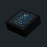 Navy Luster Blue Zuster van de bruidegom gepersona Cadeaudoosje<br><div class="desc">Navy Luster Donkerblauw Waterverf Design, met Silver Sparkle Typografie, en prachtige aquarel achtergrond textuur. Met moderne chique scriptlettertypen. Een trendy & luxe stijl - gepersonaliseerde zus van de bruidegom Maid of Honor Heartfelt Quote Keepsake gepersonaliseerde houten sieraden geschenkdoos! ~ Controleer mijn winkel om de volledige bruidssuite voor dit ontwerp te...</div>