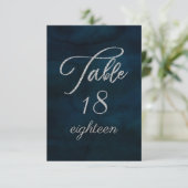 Navy Luster Donkerblauw Zilver Bruiloft Tafel Numm Kaart (Staand voorkant)